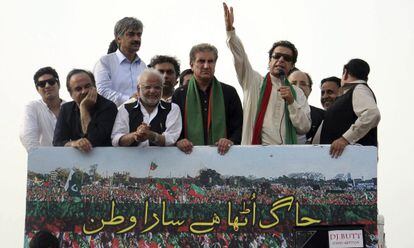 Imran Jan saluda a sus simpatizantes durante una manifestaci&oacute;n convocada en Gujranwala este viernes 