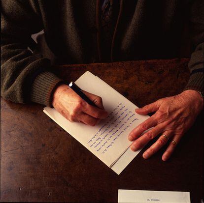 Las manos del escritor Miguel Delibes en el momento de escribir unas cuartillas.