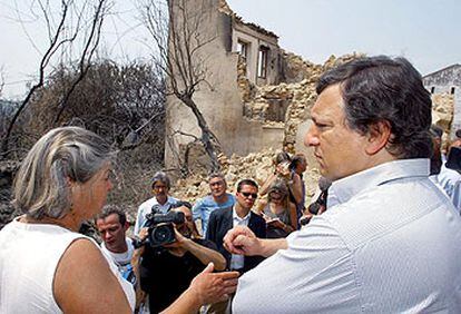 El primer ministro portugués, José Manuel Durão Barroso, escucha a una residente de la localidad de Macao.