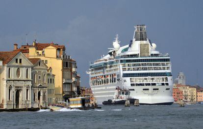 Uno de los cruceros Rhapsody of the Seas llegando a Venecia en 2017.