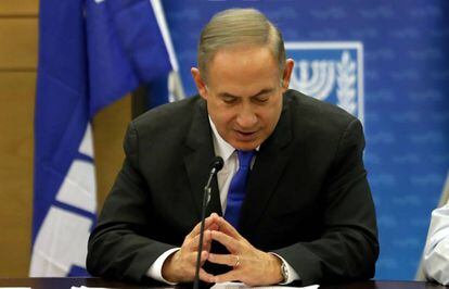 El primer ministro israel&iacute;, Benjamin Netanyahu, durante una reuni&oacute;n de su partido en el Parlamento, este lunes. 