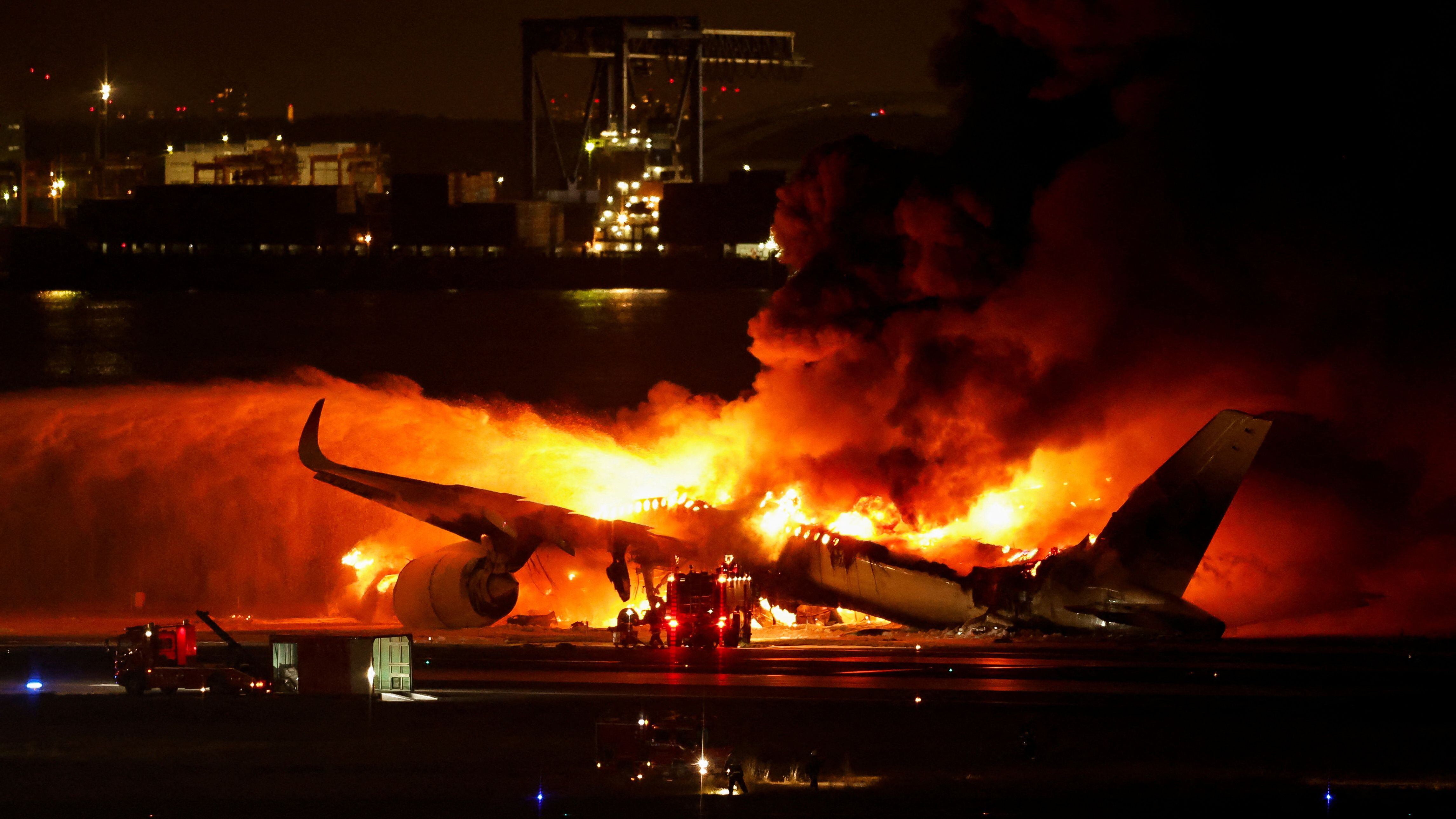 Los bomberos trabajan en el Aeropuerto Internacional de Haneda después del accidente del avión A350 de Japan Airlines, en Tokio (Japón), el 2 de enero.