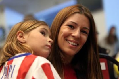La mujer de Fernando Torres, Olalla Domínguez, y su hija, apoyando a su padre en el estadio Vicente Calderón.