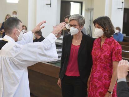 Un sacerdote católico alemán bendice a una pareja de mujeres en una iglesia de Múnich el pasado domingo.