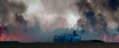 Bomberos israelíes tratan de apagar las llamas de un campo de trigo donde cayeron ayer cohetes Kassam lanzados por militantes palestinos desde la Franja de Gaza con intención de alcanzar la ciudad israelí de Sderot.