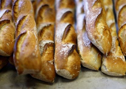 Un puñado de baguettes de la panadería Armand de Niza, Francia, recién salidas del horno el 28 de noviembre de 2022.
