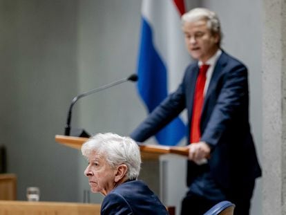 Geert Wilders, en el atril del Parlamento de Países Bajos, con el laborista Ronald Plasterk, que supervisará las conversaciones para cerrar una coalición que ponga al líder ultra al frente del Gobierno.