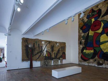 El enorme 'Tapiz' de la Fundación Miró, en la sala en la que será sometido a una puesta a punto. 