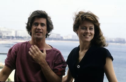 Sigourney Weaver y Mel Gibson durante el rodaje de 'El año que vivimos peligrosamente'. 