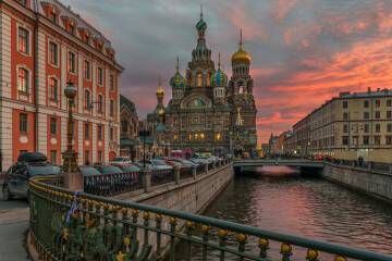 Uno de los canales de San Petersburgo, ante la Iglesia del Salvador sobre la Sangre Derramada.