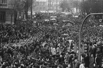 Una multitud se congregó el 26 de enero de 1977 ante el Palacio de Justicia de Madrid, donde se inició el cortejo fúnebre de varias de las víctimas del atentado de dos días antes contra los abogados laboralistas de Atocha.