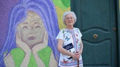 Juana Sánchez, uno de los personajes que aparece en el libro 'Mujeres haciendo barrio', posa frente a la asociación vecinal de Villa Rosa, en Madrid, donde ha trabajado en los últimos 40 años.