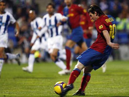 Messi dispara y consigue el primer gol del Barça en Huelva.