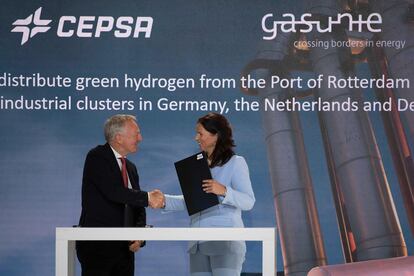 El consejero delegado de Cepsa, Maarten Wetselaar, este miércoles con la vicepresidenta de Gasunie, Helm Botter, en Algeciras (Cádiz).