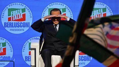 Berlusconi, en el cierre de la campaña de su partido en el teatro Manzoni de Milán, este viernes.