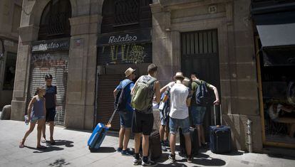 Un grupo de turistas ante un apartamento al centro de Barcelona.