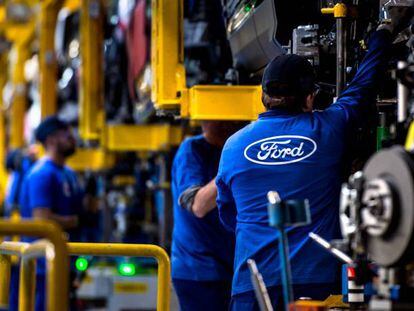 Trabajadores en la planta de Ford en Almussafes