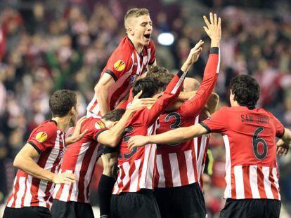 Los jugadores del Athletic de Bilbao celebran el pase a octavos de final de la Liga Europa 