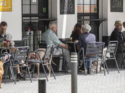 Personas consumiendo en los veladores de un bar abierto durante el segundo día de la fase 1 del plan de desescalada que ha elaborado el Gobierno de España. 