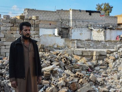 Mahmoud Mustafá, taxista de 38 años, junto a las ruinas de su antiguo hogar en la parte oriental del barrio de Gewayran, en Hasaka, noreste de Siria.