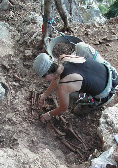 Trabajos de recuperación de los huesos de mujer hallados en un acantilado del término de Artà, en Mallorca.