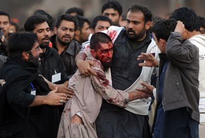 Un herido durante la celebraci&oacute;n de la Ashura en Rawalpindi (Pakist&aacute;n).