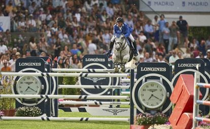 El jinete holandés Bart Bles salta durante la Longines EEF Series Copa de Naciones, en Madrid. 