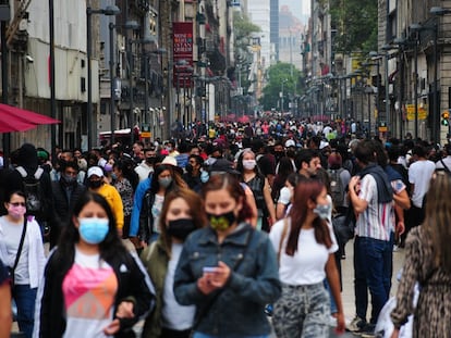 Ciudadanos pasean en el centro histórico de la capital mexicana.