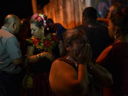Un grupo de mujeres en el lugar del crimen, en Veracruz.