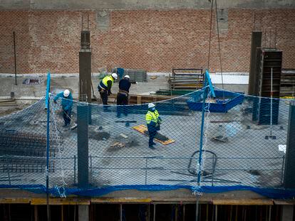 Trabajadores en un edificio en construcción en Madrid.