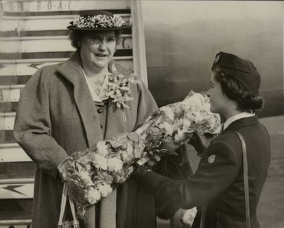Norwegian soprano Kirsten Flagstad receives a bouquet of flowers from a stewardess when she arrives by plane to sing in London, April 16, 1952. 