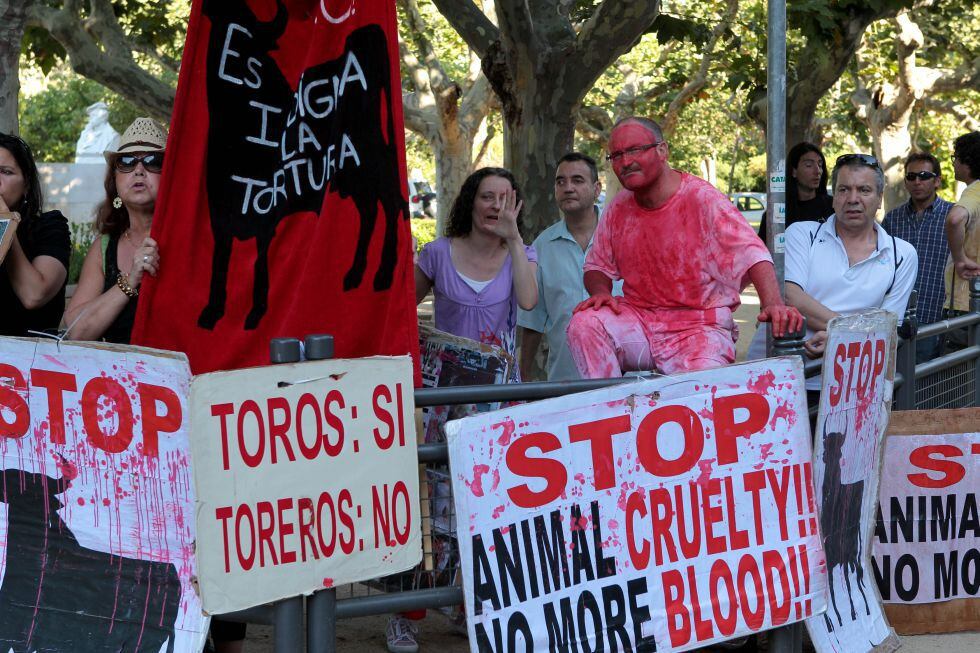Detractores de las corridas se manifiestan a las puertas del Parlamento de Cataluña en el día que se votaba la prohibición de los toros en esa comunidad. La ley entró en vigor el 1 de enero de 2012.