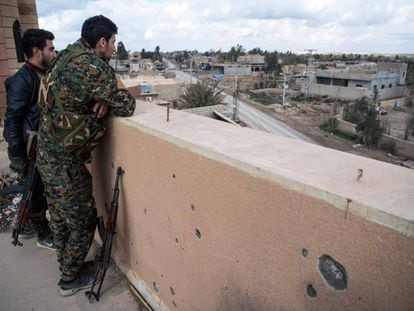Miembros de la Fuerzas Democráticas Sirias (FDS) en la primera línea de combate el pasado domingo en Baghuz, al este de Siria.