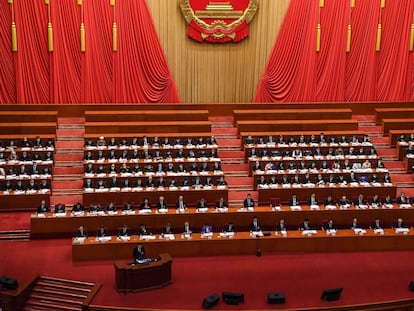 El primer ministro chino, Li Keqiang, presenta su discurso en la inauguración de la sesión legislativa de la Asamblea Nacional Popular en el Gran Palacio del Pueblo este sábado