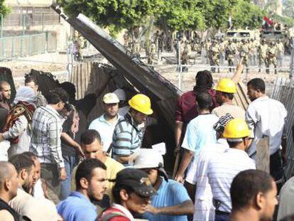 Las fuerzas de seguridad toman posiciones delante de una barricada montada por miembros de la Hermandad en El Cairo.