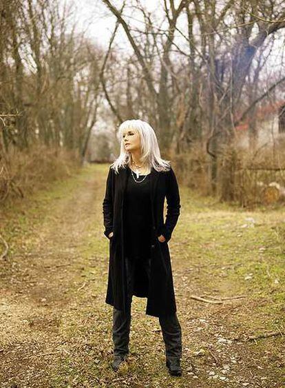 La cantante Emmylou Harris publica <i>All I intended to be. </i>