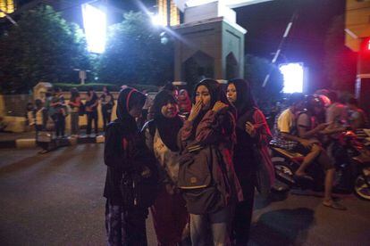 Residentes indonesios permanecen en la calle tras el terremoto registrado en Padang, Sumatra Occidenteal (Indonesia).