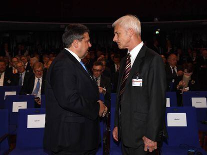 El ministro de Economía alemán, Sigmar Gabriel, y el presidente de Volkswagen, Matthias Müller, en la Feria de Hannover el pasado 24 de abril.