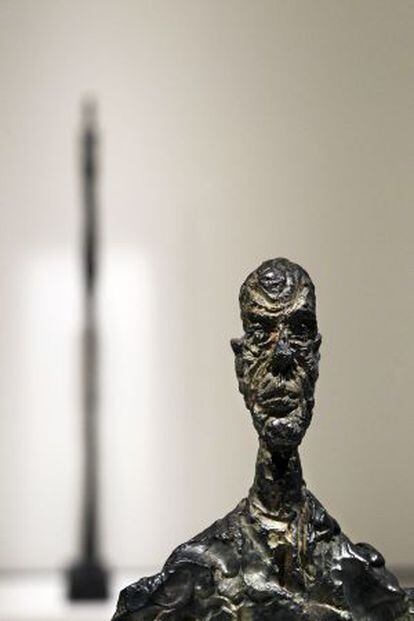 Una de las características cabezas de Giacometti con, al fondo, 'Mujer grande II' (1960).