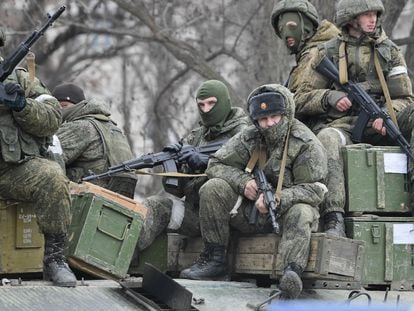 Militares rusos, en Armiansk, en la parte norte de Crimea, el jueves.