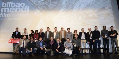 Organizadores y premiados en el Bilbao Mendi Film Festival posan tras la entrega de premios este viernes en Bilbao. 