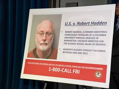 Cartel del FBI tras la detención del doctor Robert Hadden, en 2020.