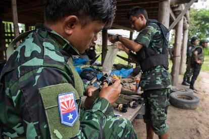 Reclutas del Ejército Karen de Liberación Nacional y de las Fuerzas de Defensa Popular preparan una nueva tanda de explosivos para el mortero, el pasado septiembre, cerca de la aldea de Blad Doh, en el Estado de Karen, Myanmar.