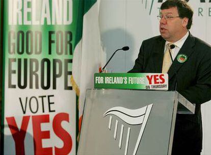 El primer ministro irlandés, Brian Cowen, durante la campaña para el referéndum de junio de 2008.