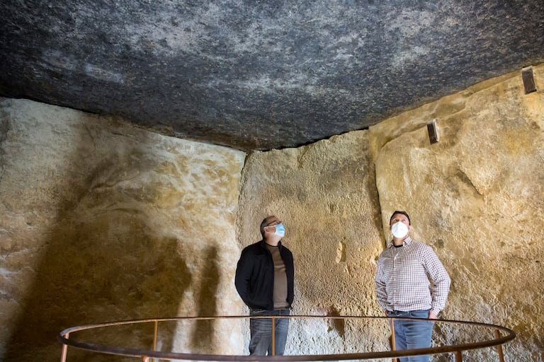 José Antonio Lozano y Leonardo García Sanjuán, bajo la cobija cinco, en el interior del dolmen de Menga (Antequera).