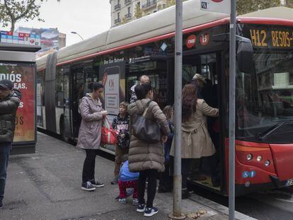 Un bus de la red ortogonal de Barcelona.