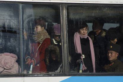 Norcoreanos en un autobús, este viernes en Pyongyang.
