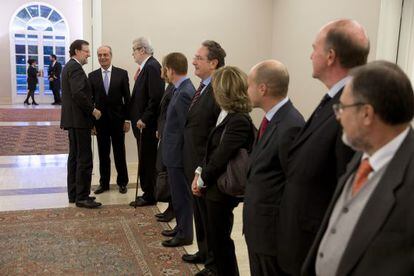 El presidente de Gobierno, Mariano Rajoy (a la izquierda), habla con Javier Cortés (presidente de la FGEE) y José Manuel Lara, presidente del Grupo Planeta.