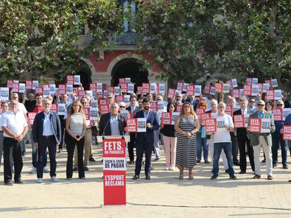 Acto de la UFEC y la UCEC, este miércoles delante del Parlament, para denunciar los impagos de la Generalitat al sector deportivo catalán