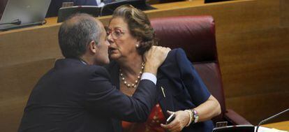 La alcaldesa de Valencia, Rita Barberá, y el expresidente Francisco Camps se besan durante un pleno en las Cortes Valencianas.